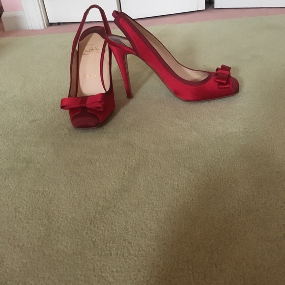 Red satin Louboutin bow-tie stilettos. - Picture 3 of 6